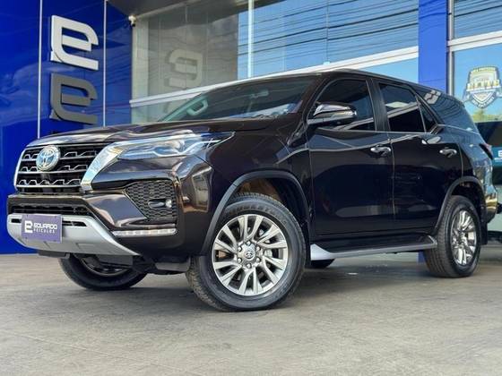 TOYOTA HILUX SW4 2.8 D-4D TURBO DIESEL SRX PLATINUM 7L 4X4 AUTOMÁTICO